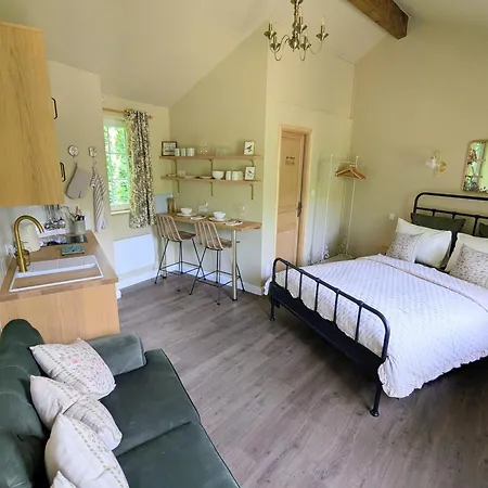 The Nest - Luxury Tiny Riverside Beneath A Medieval Chateau * Jumilhac-le-Grand