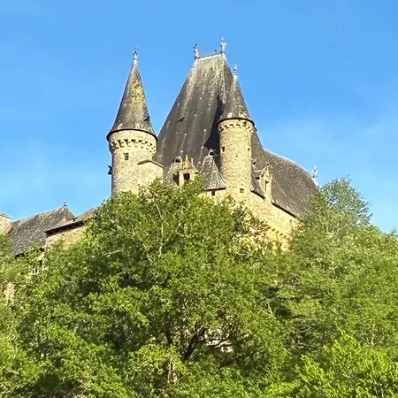 The Nest - Luxury Tiny Riverside Beneath A Medieval Chateau