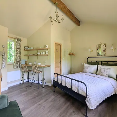The Nest - Luxury Tiny Riverside Beneath A Medieval Chateau 別荘 Jumilhac-le-Grand