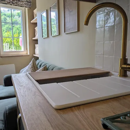 The Nest - Luxury Tiny Riverside Beneath A Medieval Chateau 別荘 *