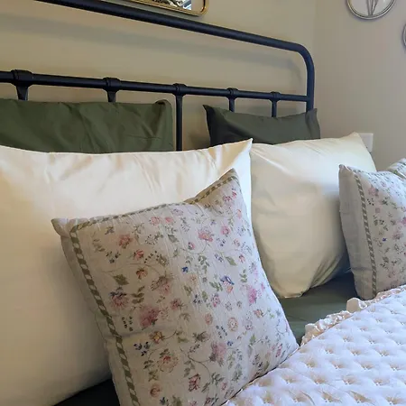 The Nest - Luxury Tiny Riverside Beneath A Medieval Chateau * Jumilhac-le-Grand