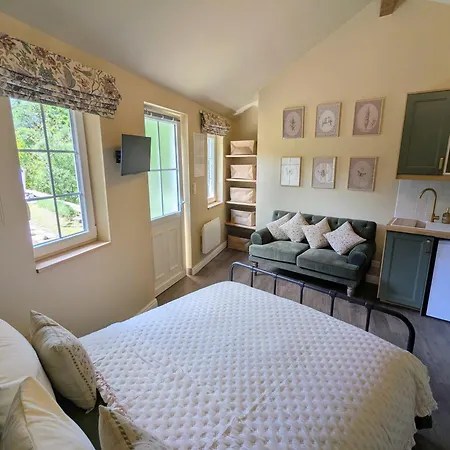 The Nest - Luxury Tiny Riverside Beneath A Medieval Chateau 別荘 *