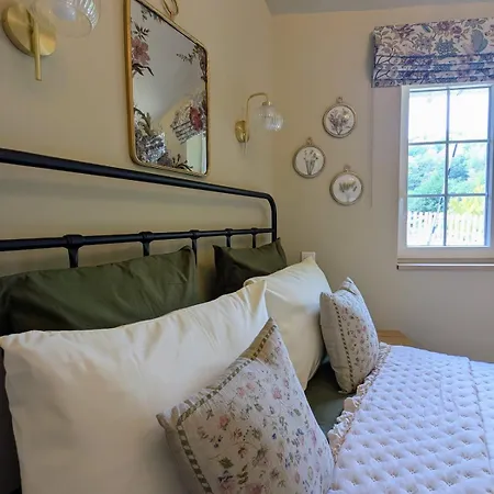 The Nest - Luxury Tiny Riverside Beneath A Medieval Chateau 別荘